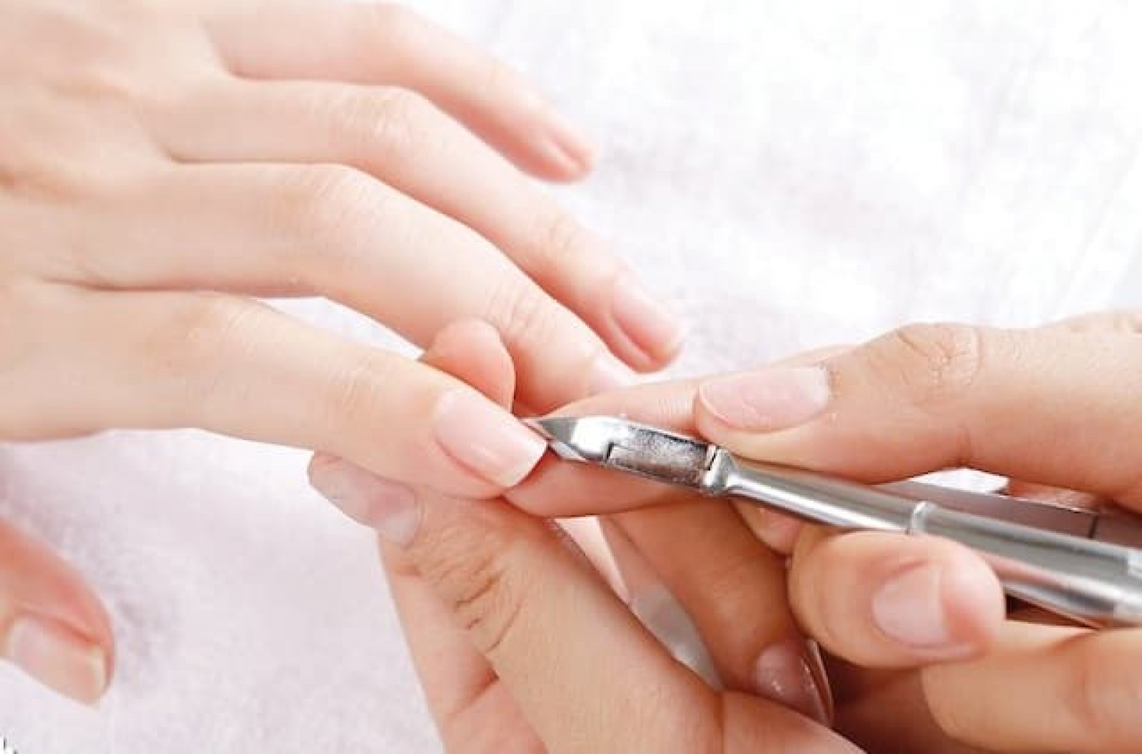 Cắt Da Móng Là Gì? Tại Sao Bước Chăm Sóc Này Lại Quan Trọng Khi Làm Nail?